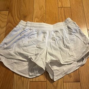 Lululemon hotty hot short size 8, white, 4 inch inseam